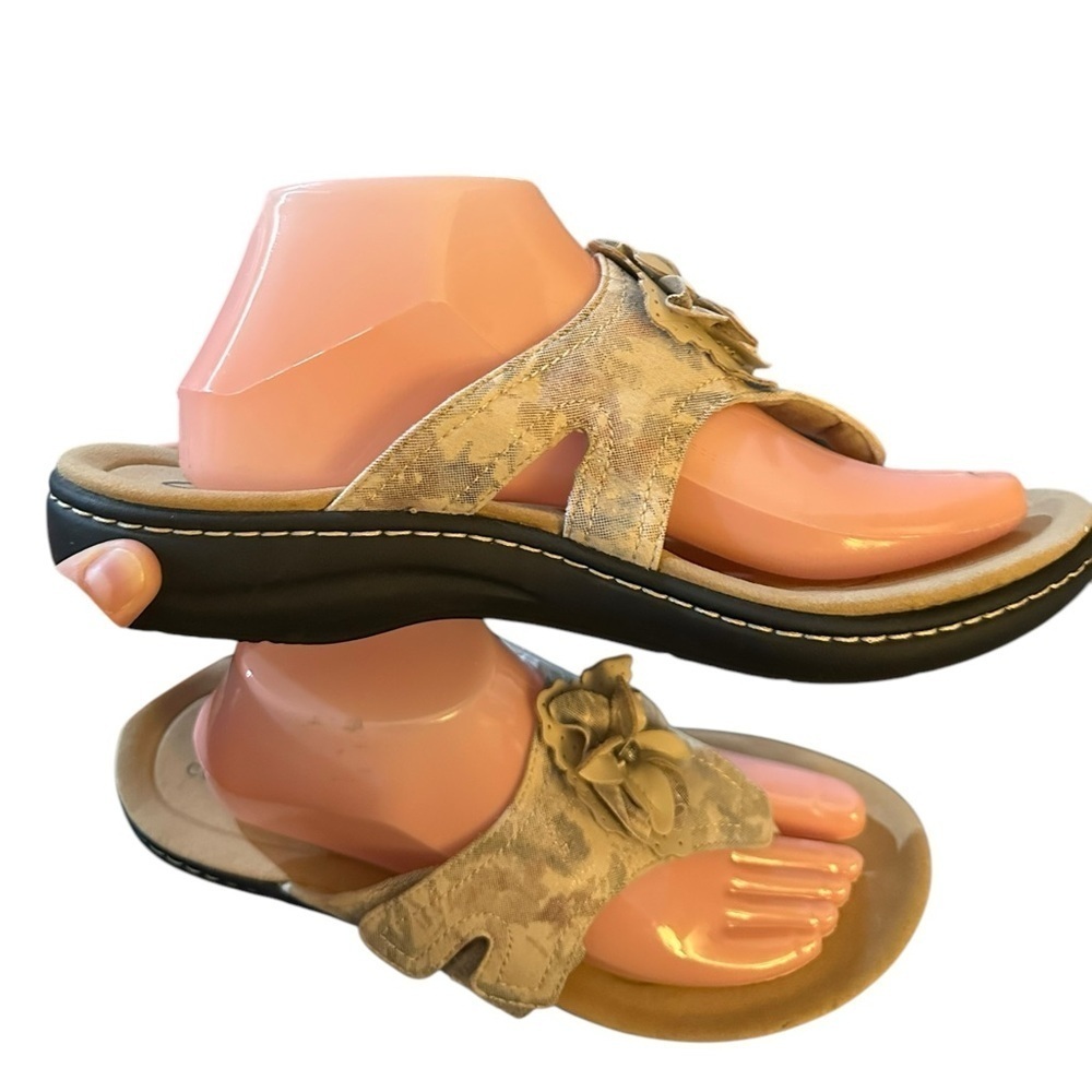 Clark’s Sand Beige Muted Floral Laurieann Gemma Thong Sandal Adjustable - Picture 2 of 10